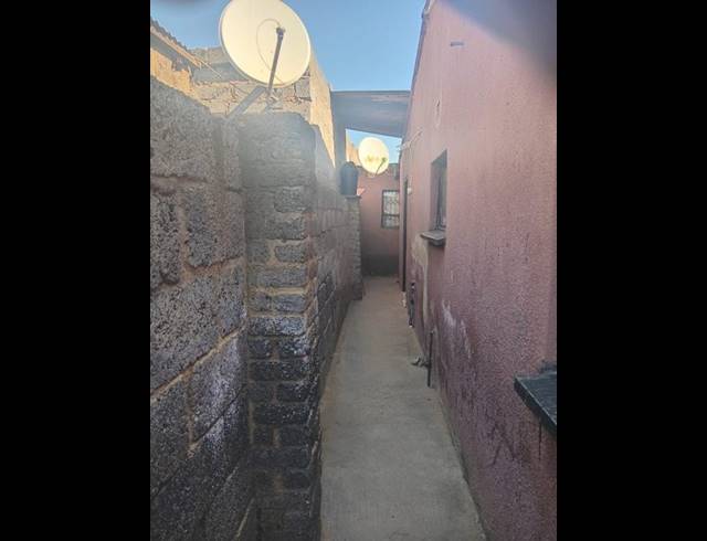 8 BEDROOM HOUSE FOR SALE IN TEMBISA CENTRAL